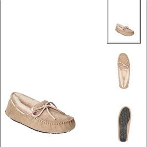 UGG. Dakota slip ons